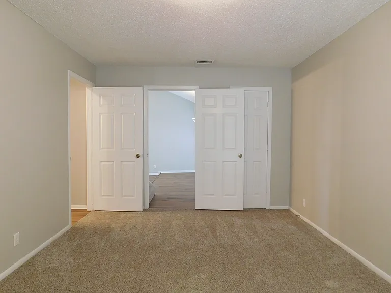 1915 Kingswood Ct — Photo 10