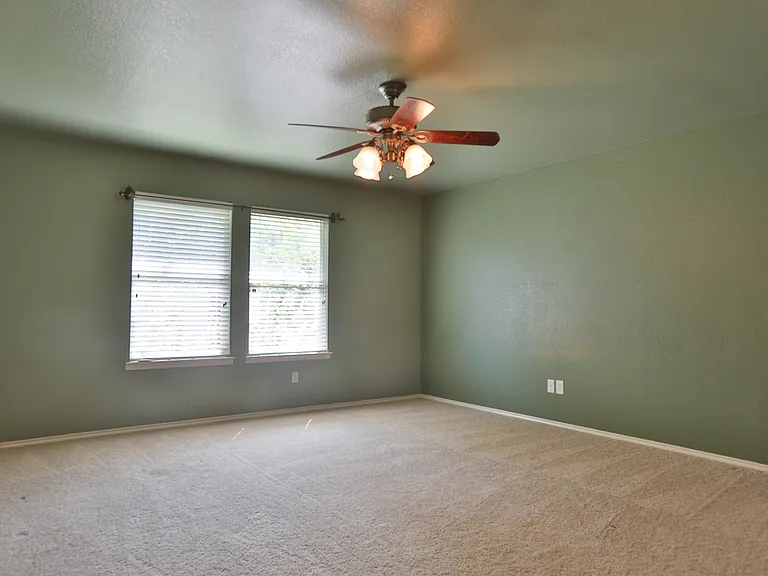 809 Robbin Cir — Photo 7