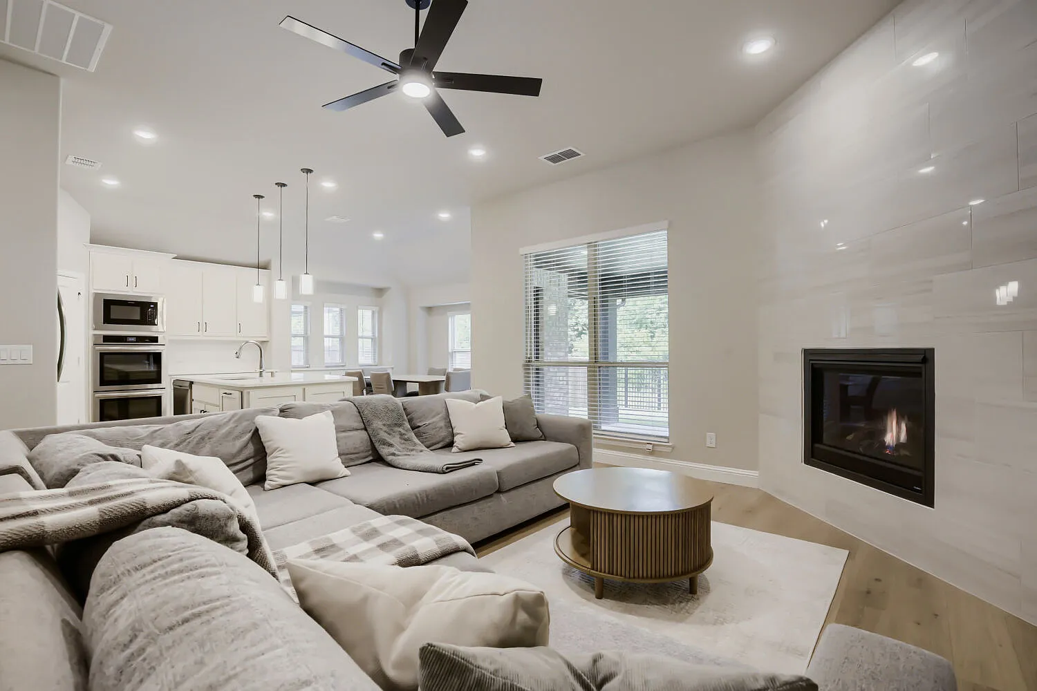 4 bed, 3280 sqft, $3,700 — Photo 4
