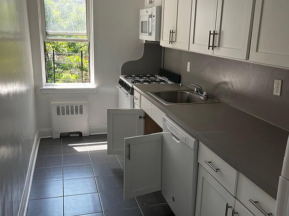 5th image of 14311 Barclay Ave APT 4D