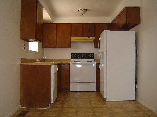 2nd image of 982 Roberts St