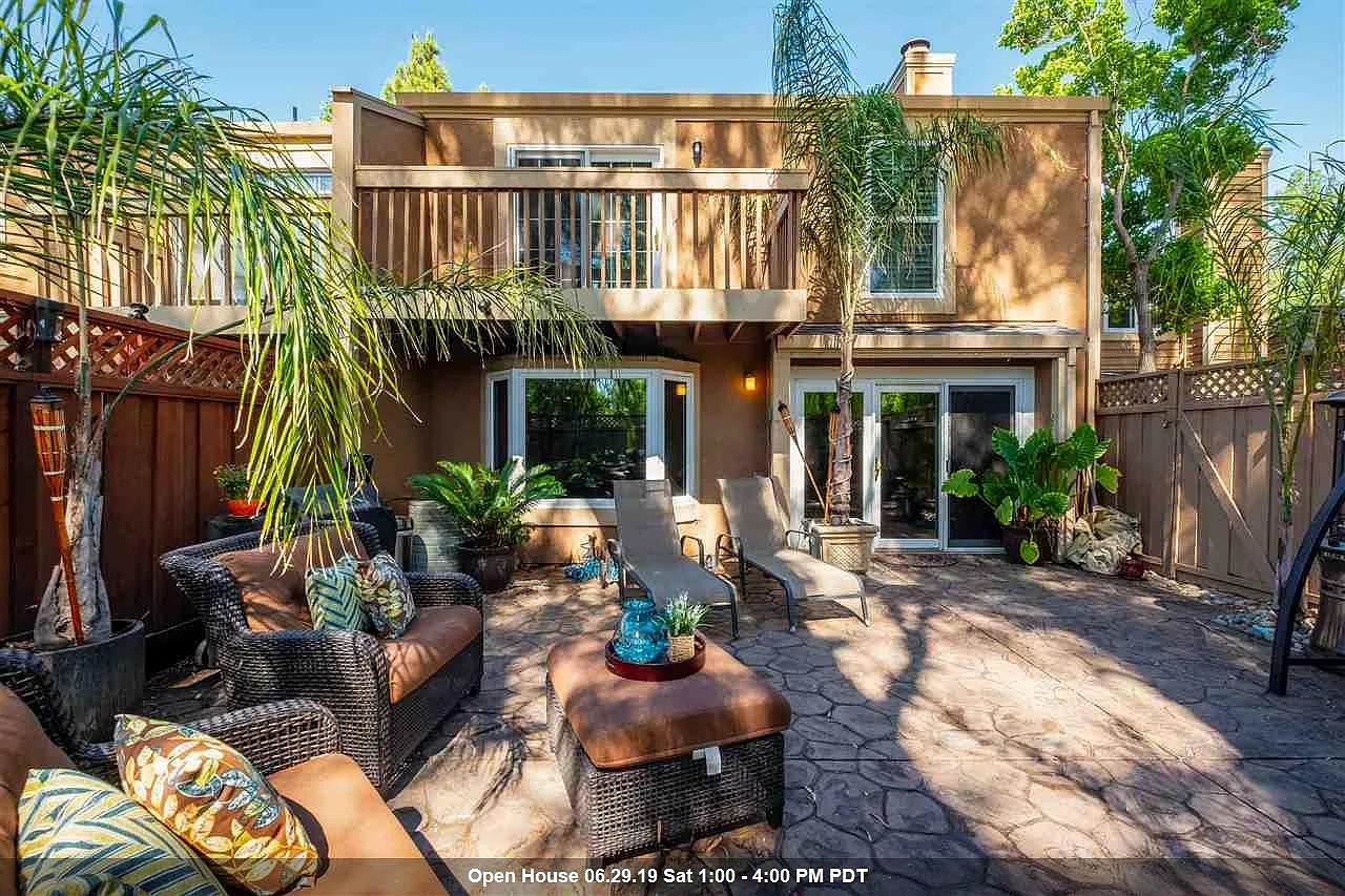 211 Northwood Cmns photo 1