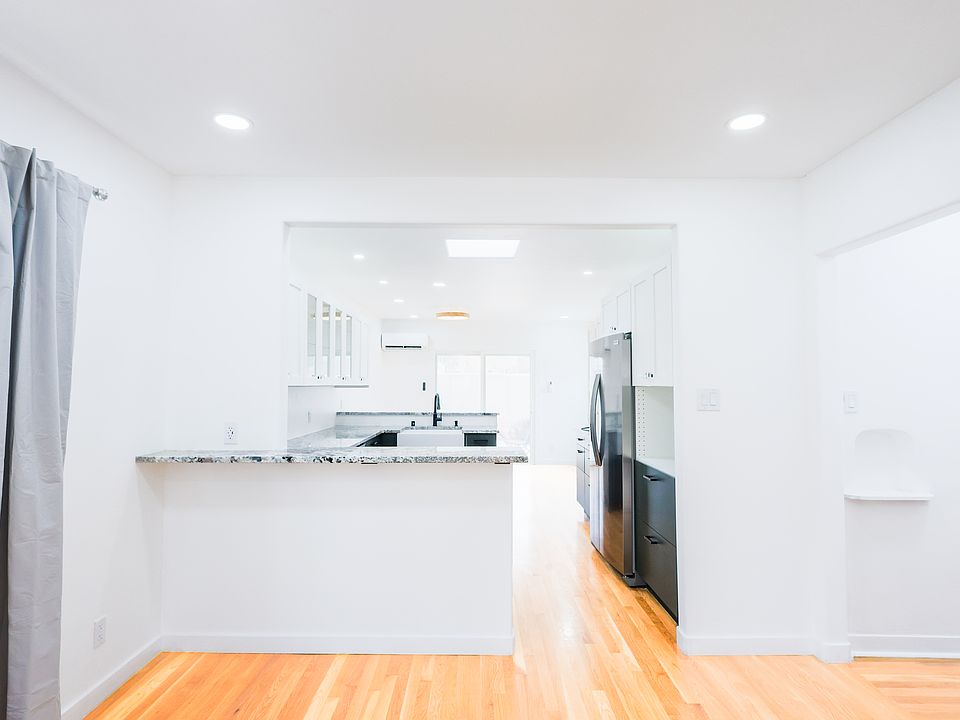 1st image of 426 Richmond Pl NE