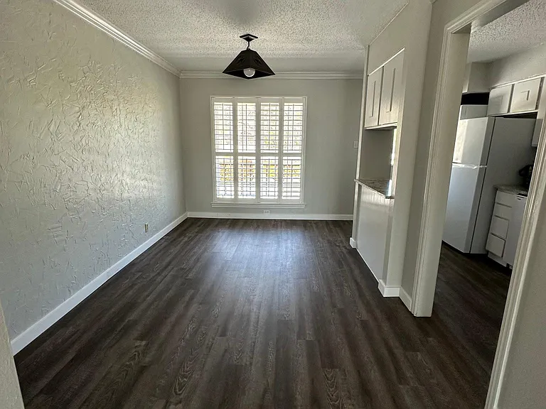 902 Roaring Springs Rd — Photo 3