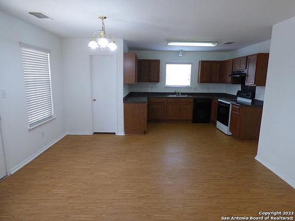 3rd image of 7918 Meadow Way Ct