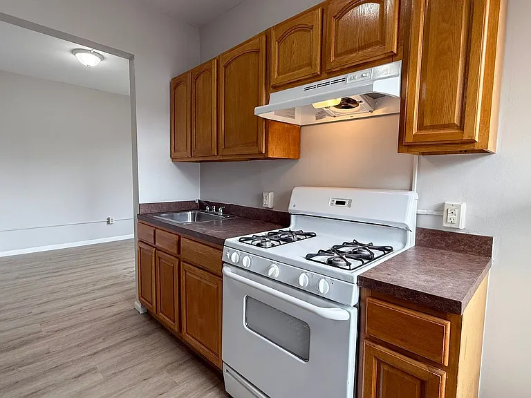 291 Buckingham St / Luca Investments LLC — Photo 8