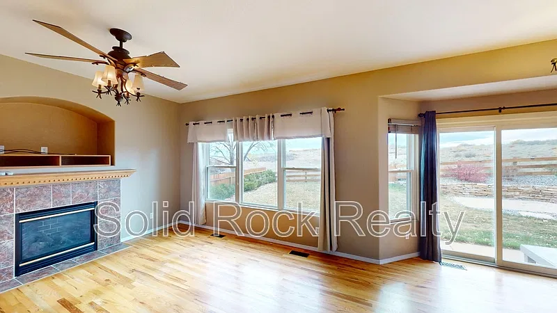 4 bed, 3.5 bath, 2534 sqft, $2,600 — Photo 2