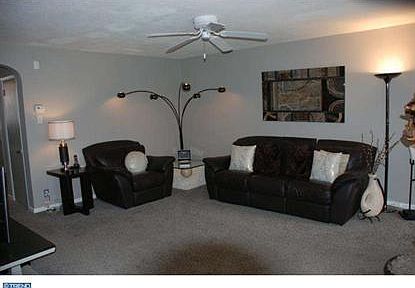 5th image of 121 W Walnut Park Dr