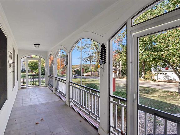 4th image of 1 Oakridge Ave