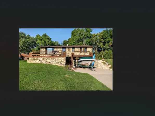 5953 Wakasu Ln, Dubuque, IA 52003