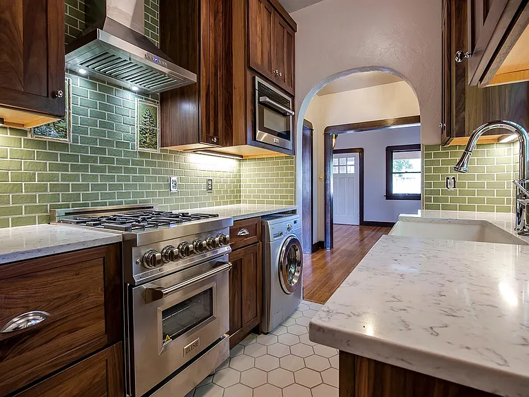 2210 E Helen St — Photo 6