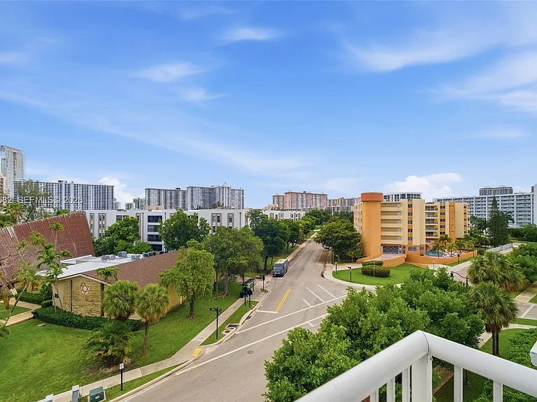 17800 Atlantic Blvd #Penthouse 3 — Photo 23