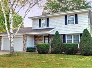 691 Lake Bluff Dr, Oconomowoc, WI 53066