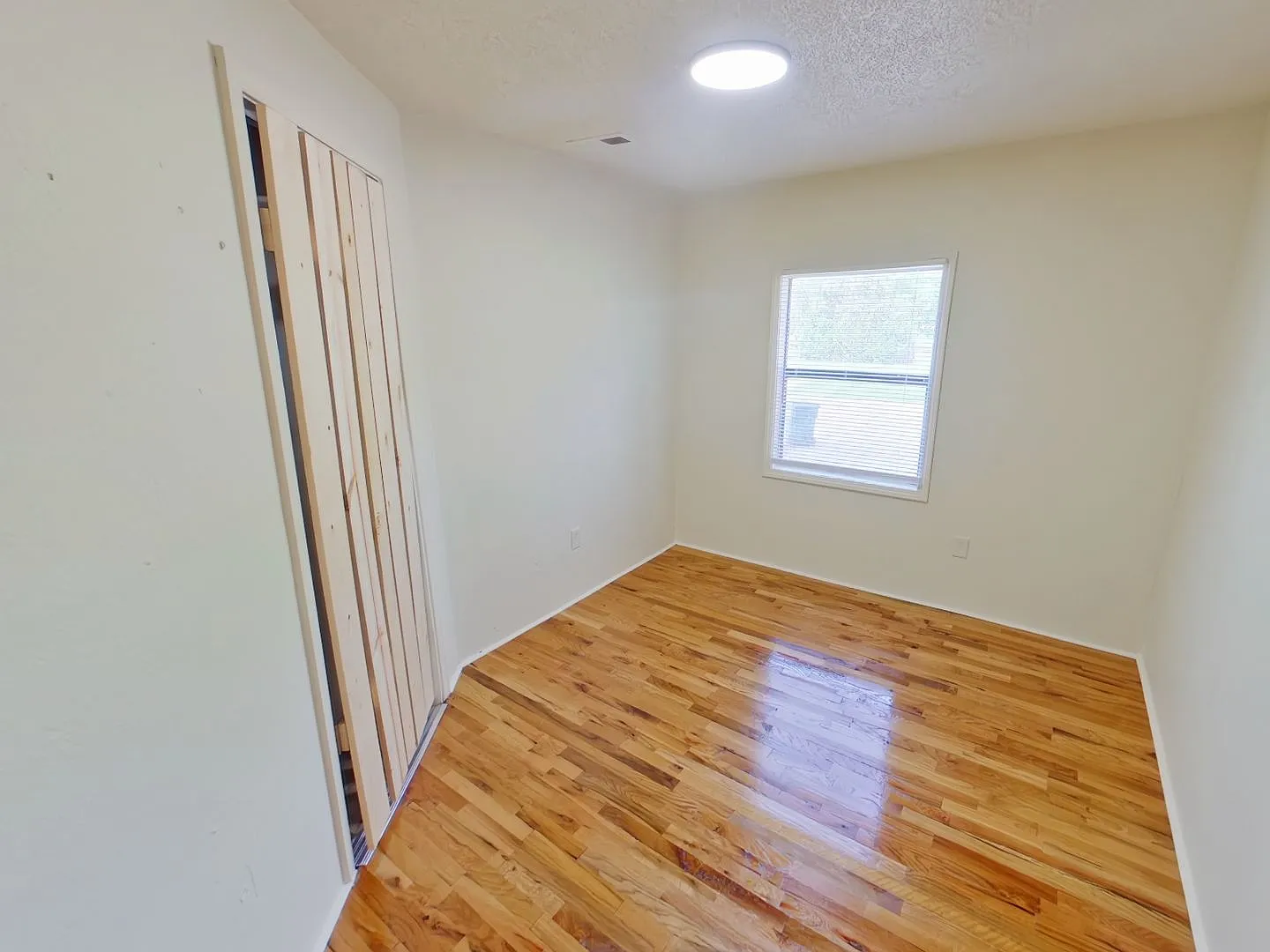 Pet-Friendly 3BR Home with Hardwood Floors & Large Backyard — Photo 4