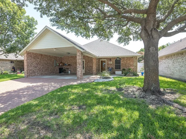 102 Royal Crest Ct, Red Oak, TX 75154