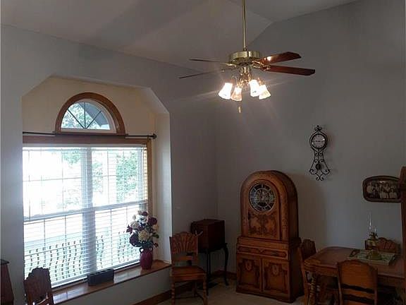 5th image of 637 Lakeview Dr