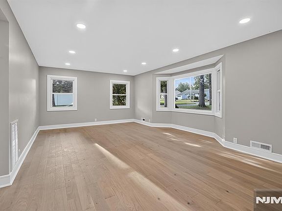 2nd image of 183 Jefferson Avenue