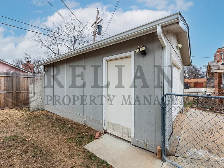 2210 W Columbine Ln — Photo 3