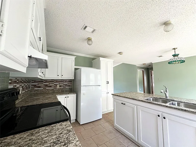 18143 Breezy Dr — Photo 14