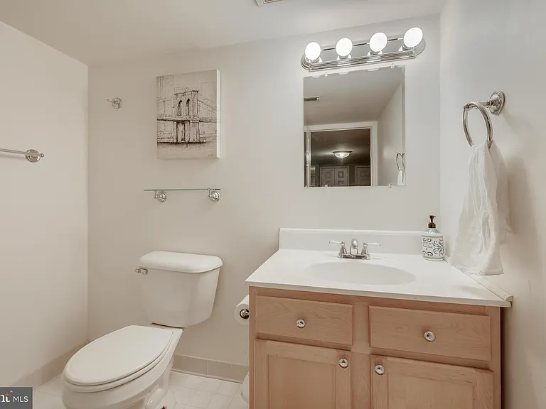 142 W Clement St — Photo 29
