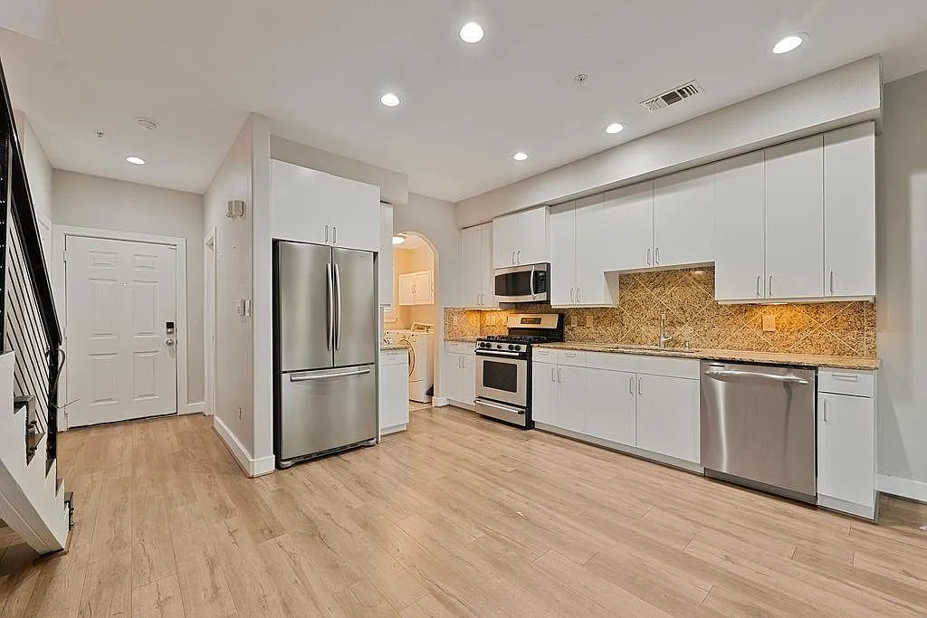 2 bed, 1.5 bath, 1426 sqft, $2,300 — Photo 4