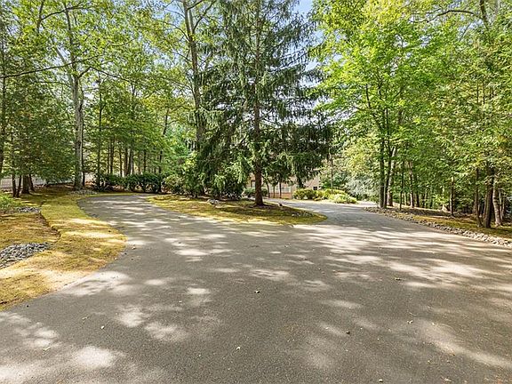 4th image of 9 Oak Hill Dr