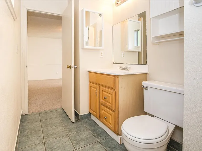 701 Braddock Ct — Photo 5