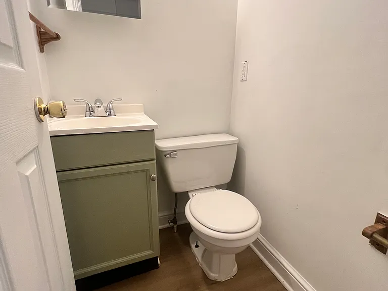 139 E Pomfret St — Photo 21