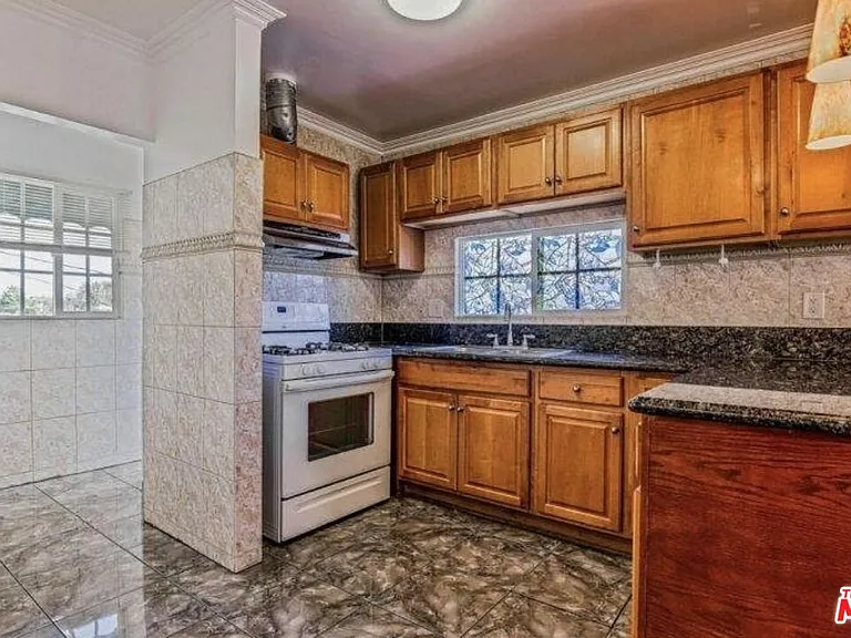 110 S Alexandria Ave — Photo 9