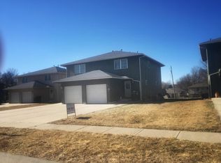 607 Glen Ct, Lansing, KS 66043