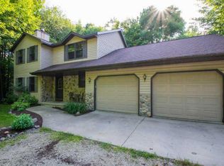 4965 Timberwood Dr, Suamico, WI 54173