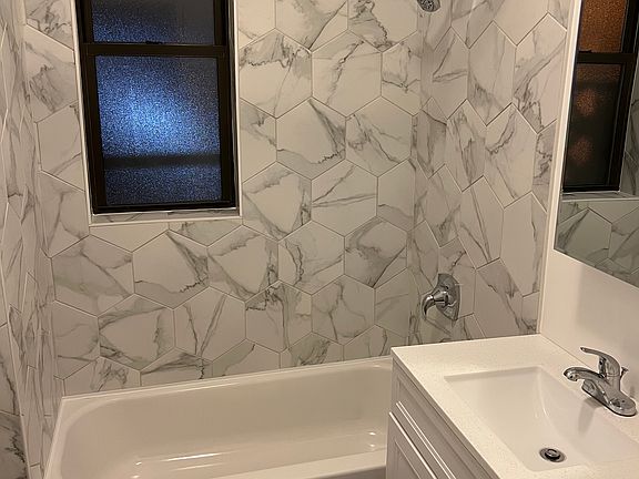 5th image of 905 W Cornelia Ave APT 2W