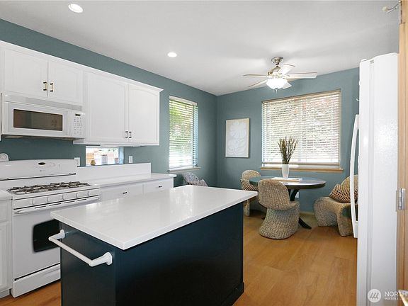 3rd image of 8542 Bainbridge Loop NE