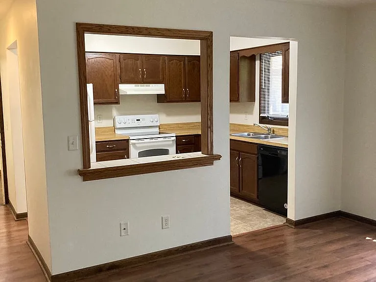 Immaculate Updated 2 Bedroom — Photo 18