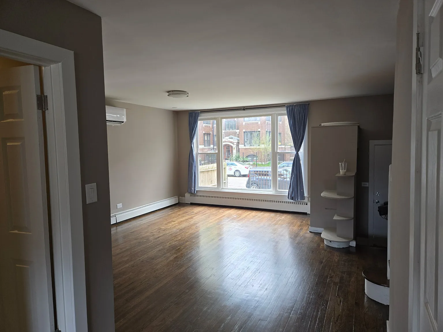 7647 N Greenview Ave — Photo 3