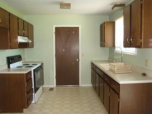 3rd image of 1401 N Gillan St
