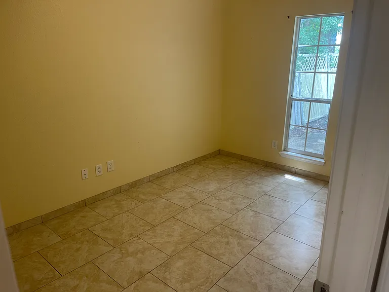 1852 Alberta Ct N — Photo 7