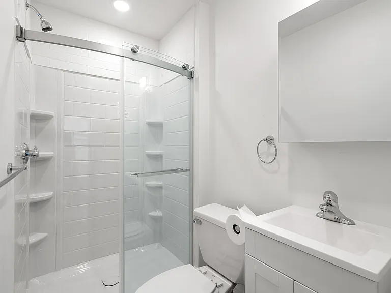 621 E 8th St #1 — Photo 4
