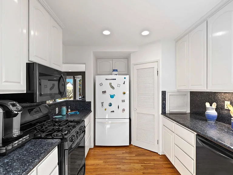 1605 Lynngrove Dr — Photo 9