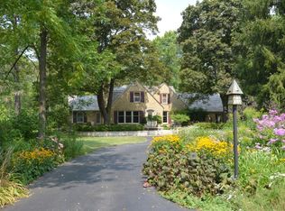 1404 E Bywater Ln, Fox Pt, WI 53217