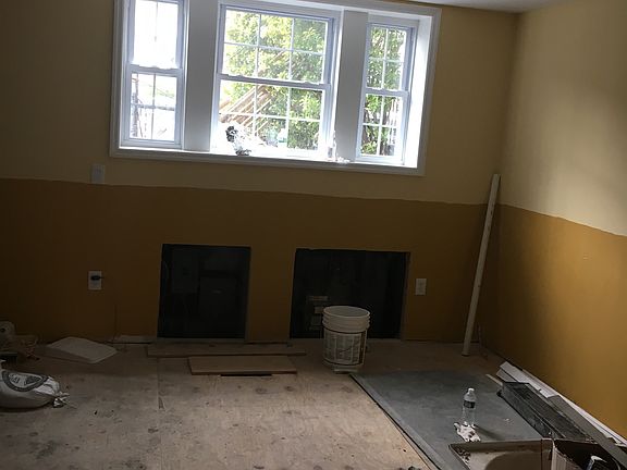 4th image of 711 East 43rd St #House