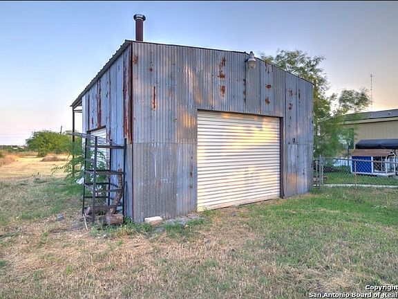 2nd image of 916 Magnolia St