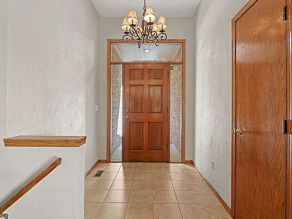 2nd image of 301 N Pinecrest Pl