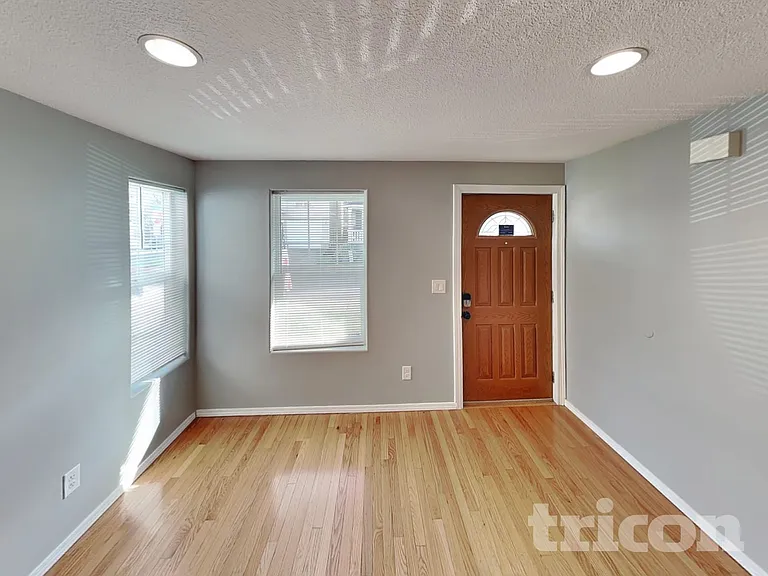 577 SW 207th Ave — Photo 3