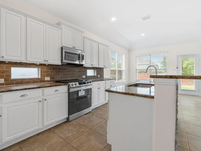 1705 Medina Ln — Photo 11