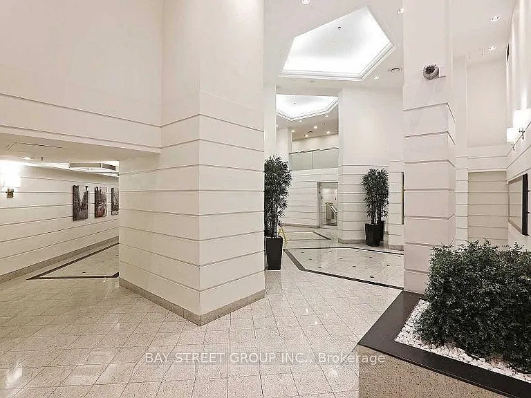44 Gerrard St W #611 — Photo 2