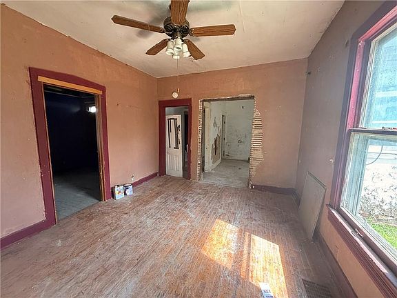 3rd image of 2725 Delaware St