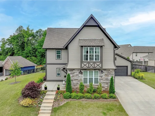 834 Clear Spring Dr, Auburn, AL 36830