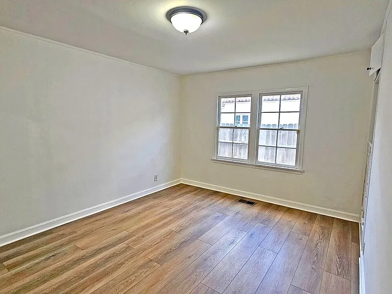132 S La Peer Dr — Photo 13