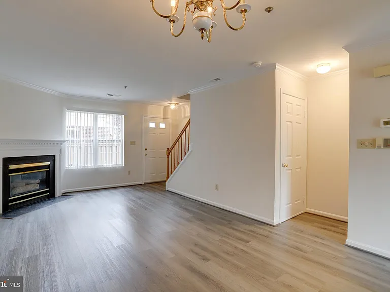 3050 S Glebe Rd — Photo 11